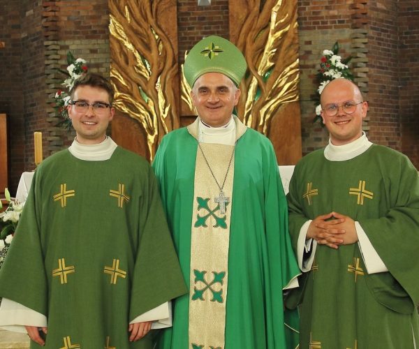 Od lewej: dk. Mateusz Wasilewski, bp Krzysztof Włodarczyk, dk. Jakub Sitarz